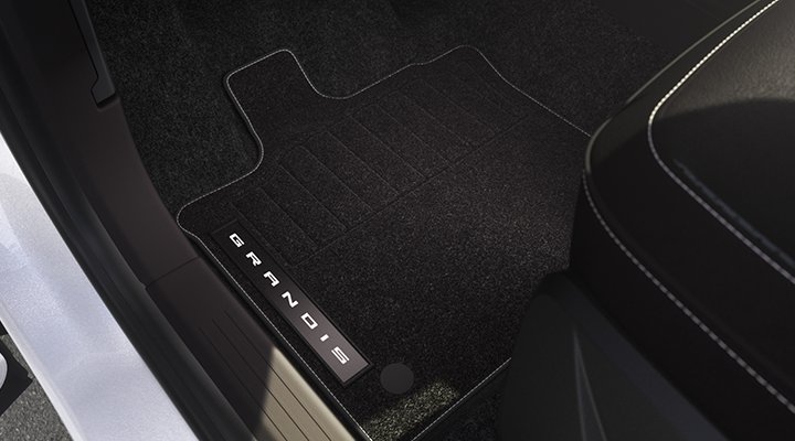 Nové Mitsubishi Grandis: Sada textilních rohoží
