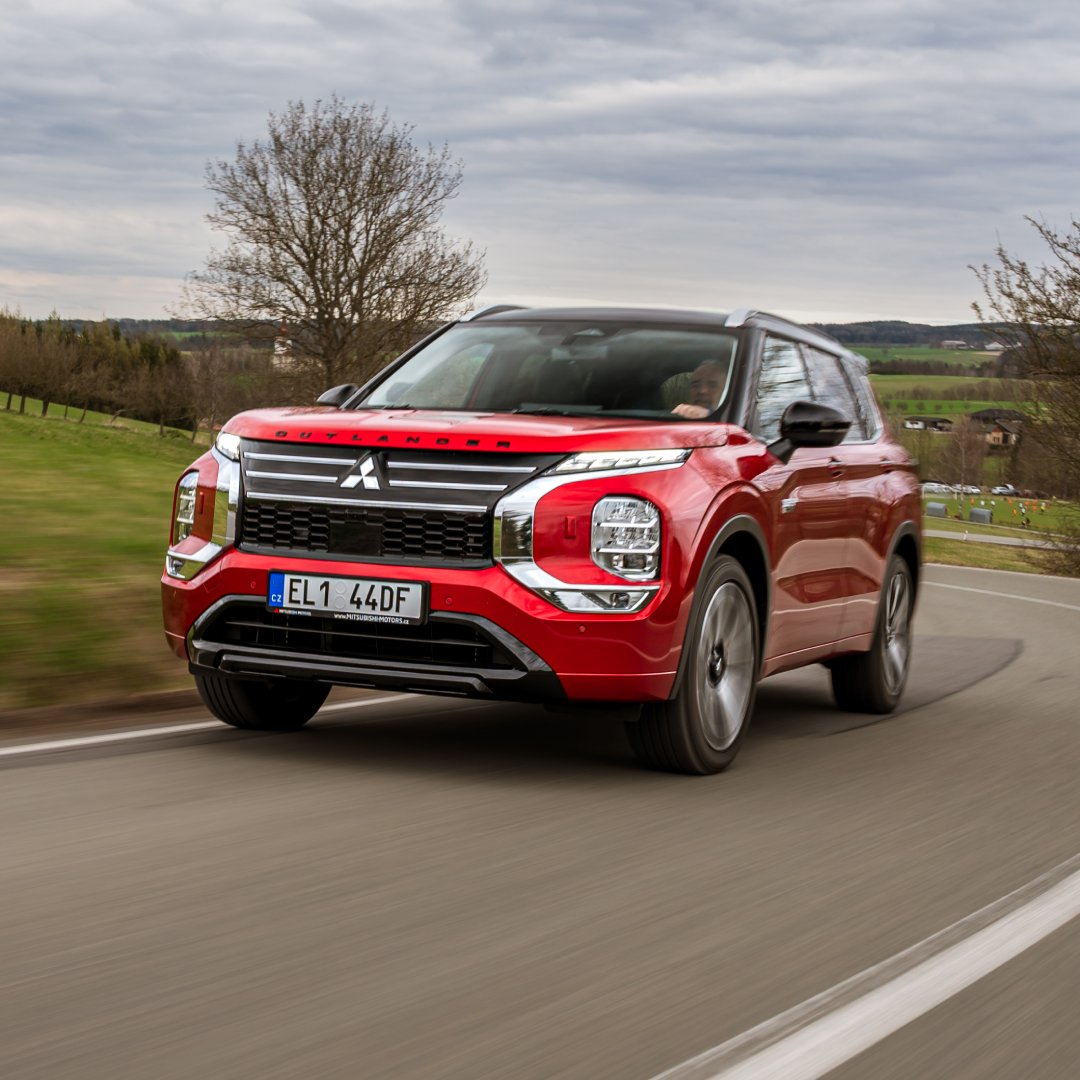 Mitsubishi Outlander PHEV 25 let - průjezd zatáčkou
